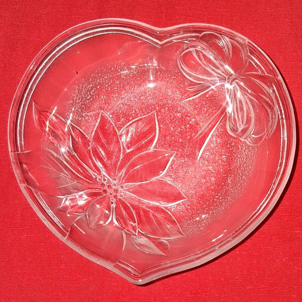 Mikasa Home Beautiful Glass Happy Holidays Heart Shaped BonBon Dish